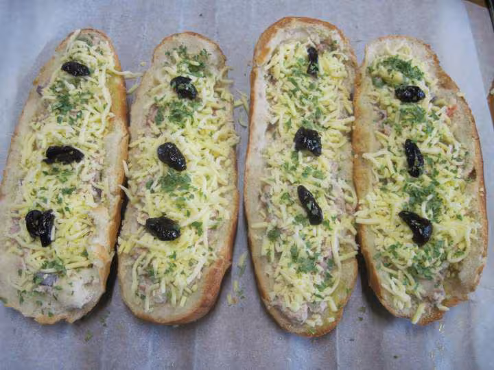 Baguettes garnies et omelette au thon