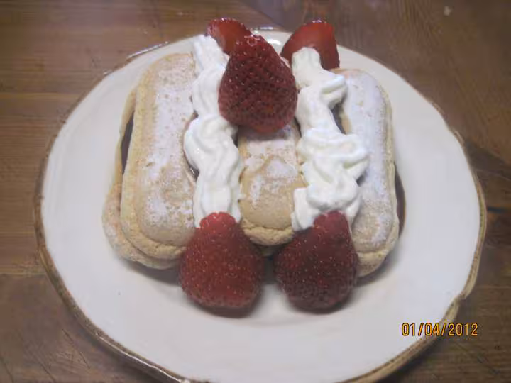 Biscuits moelleux au chocolat et fraises chantilly