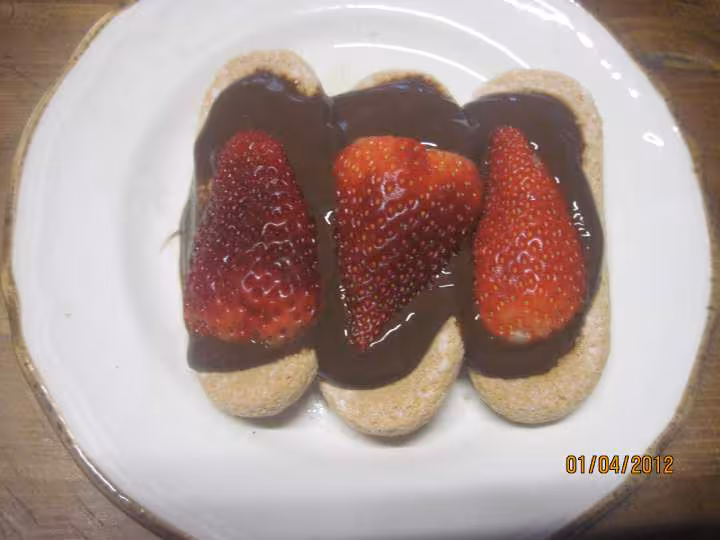 Biscuits moelleux au chocolat et fraises chantilly
