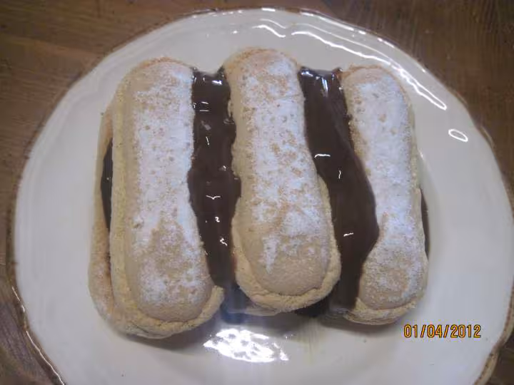 Biscuits moelleux au chocolat et fraises chantilly