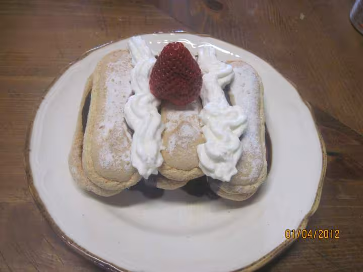 Biscuits moelleux au chocolat et fraises chantilly