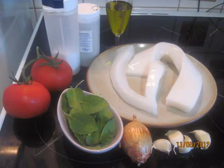 Blancs de calamar saute sauce tomate basilic