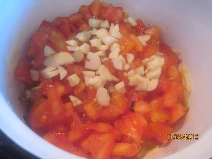 Blancs de calamar saute sauce tomate basilic