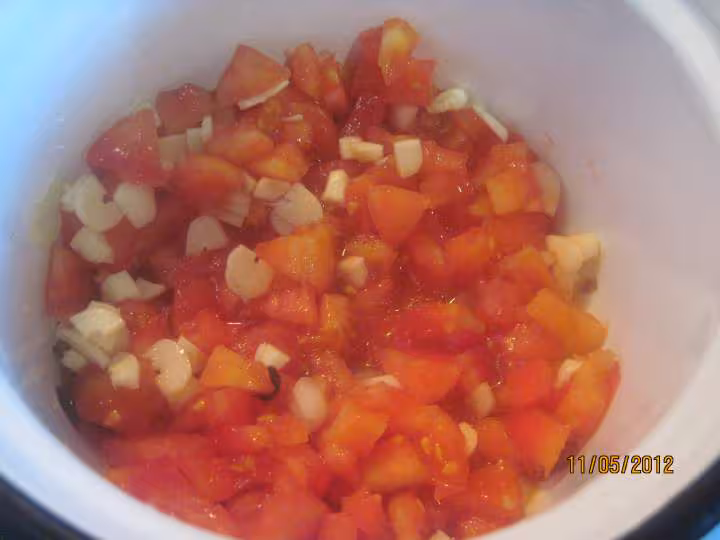 Blancs de calamar saute sauce tomate basilic