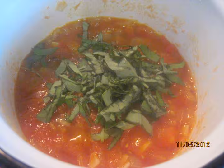 Blancs de calamar saute sauce tomate basilic