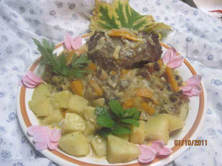 Boeuf bouilli carottes oignon p de terre oignons
