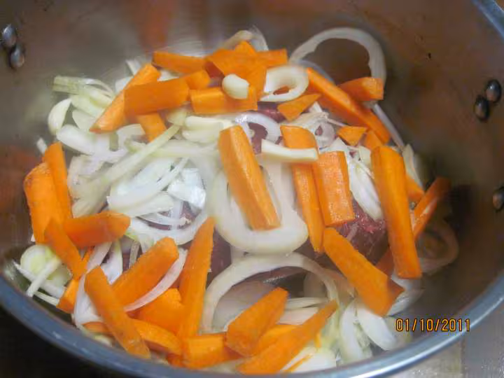 Boeuf bouilli carottes oignon p de terre oignons