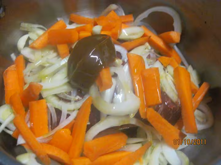 Boeuf bouilli carottes oignon p de terre oignons