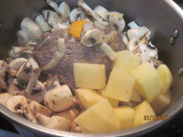 Boeuf bouilli carottes oignon p de terre oignons