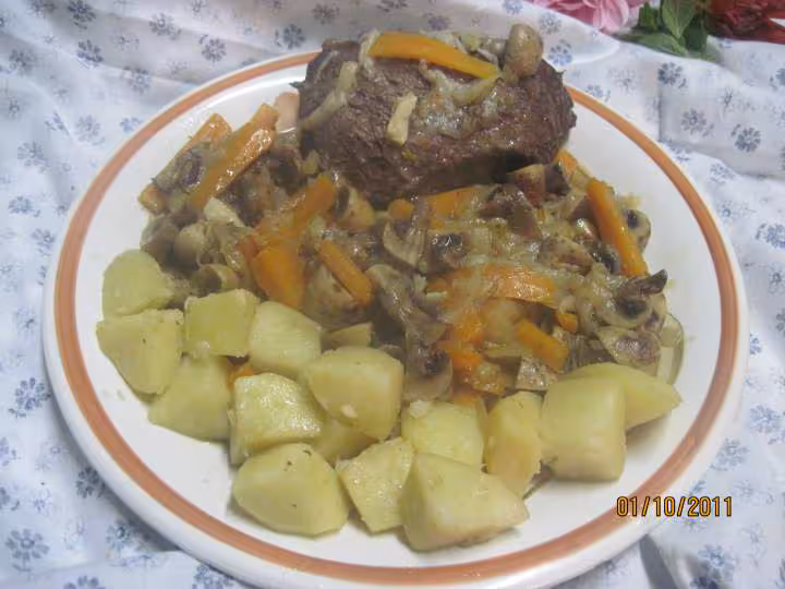 Boeuf bouilli carottes oignon p de terre oignons