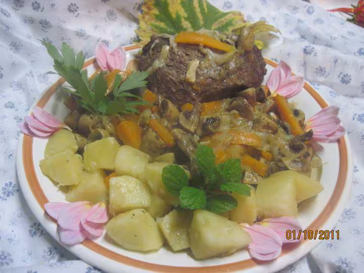 Boeuf bouilli carottes oignon p de terre oignons