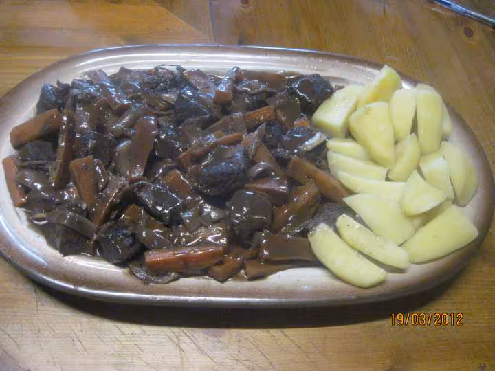 Boeuf mode et carottes et p de terre vin rouge