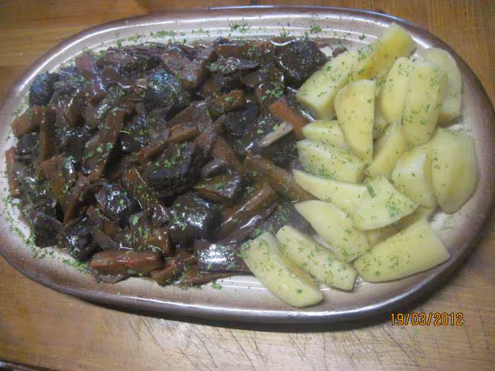 Boeuf mode et carottes et p de terre vin rouge