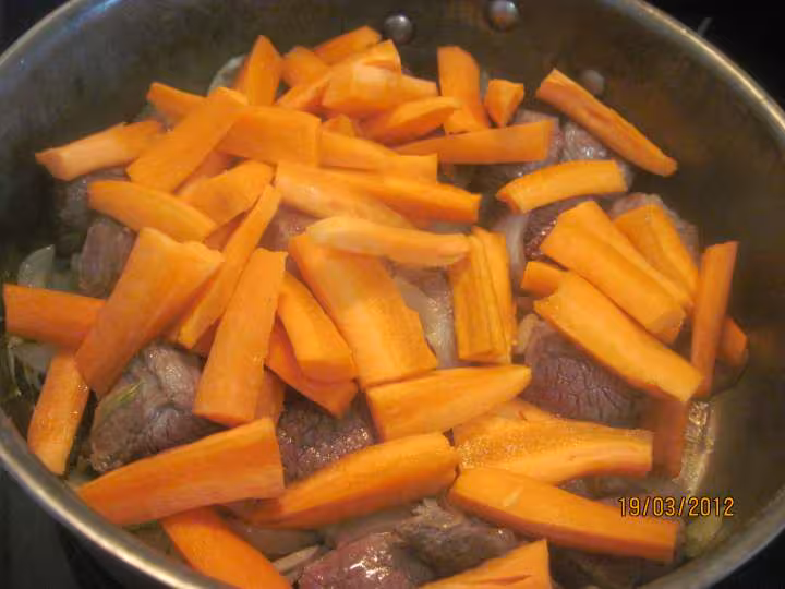 Boeuf mode et carottes et p de terre vin rouge