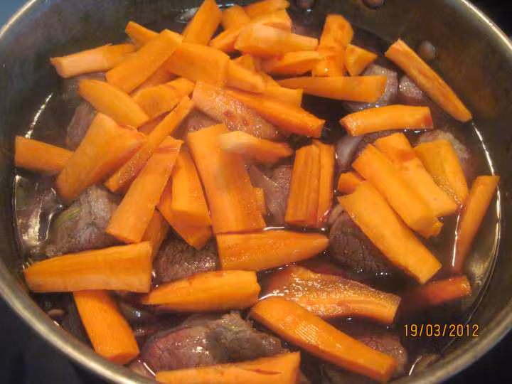 Boeuf mode et carottes et p de terre vin rouge