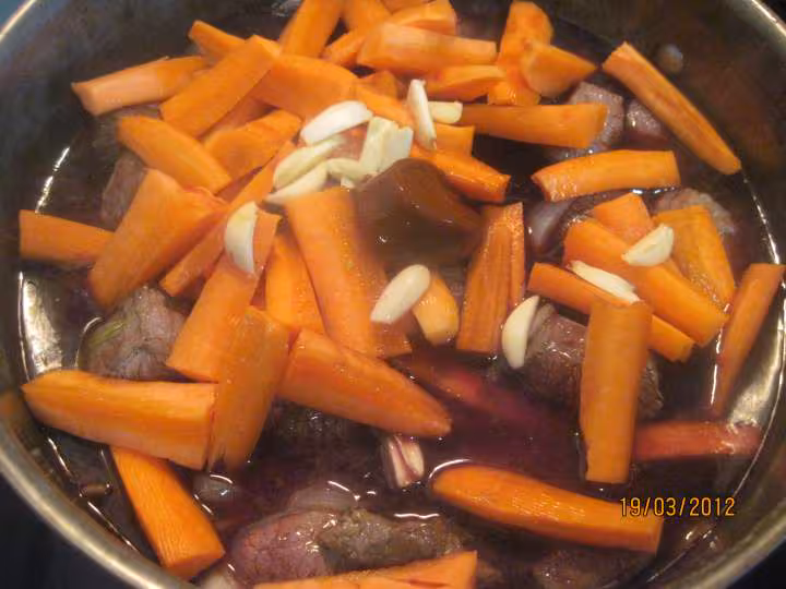 Boeuf mode et carottes et p de terre vin rouge