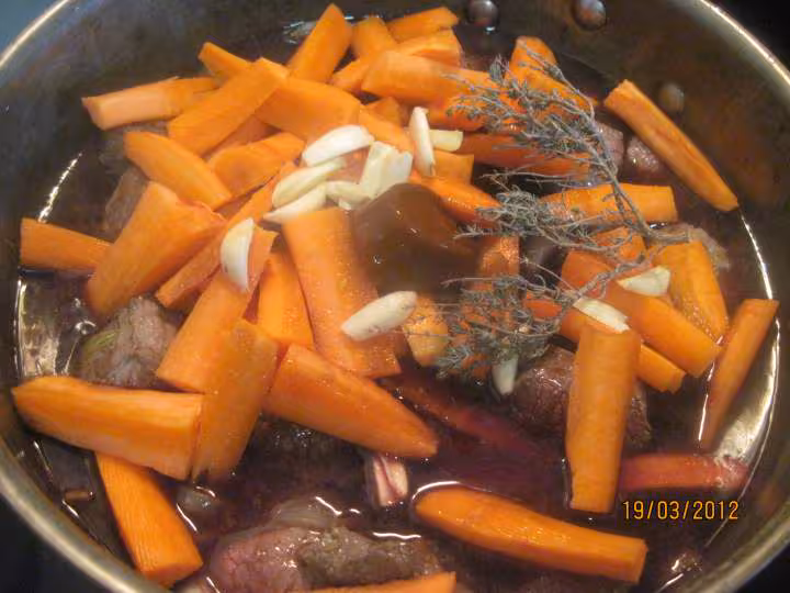 Boeuf mode et carottes et p de terre vin rouge
