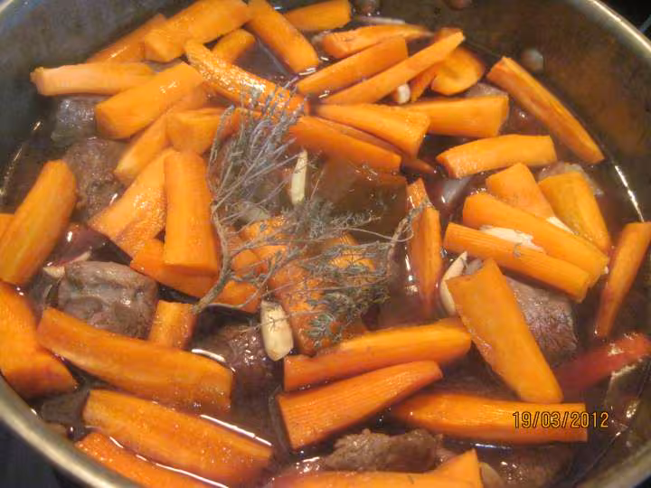 Boeuf mode et carottes et p de terre vin rouge