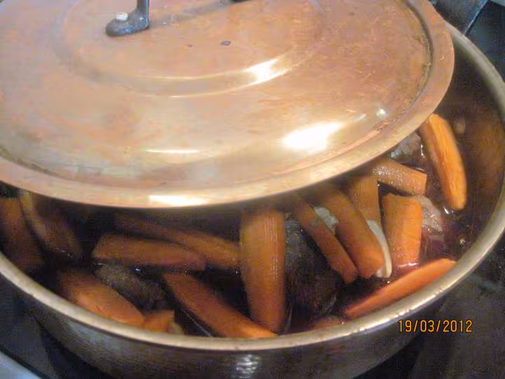 Boeuf mode et carottes et p de terre vin rouge