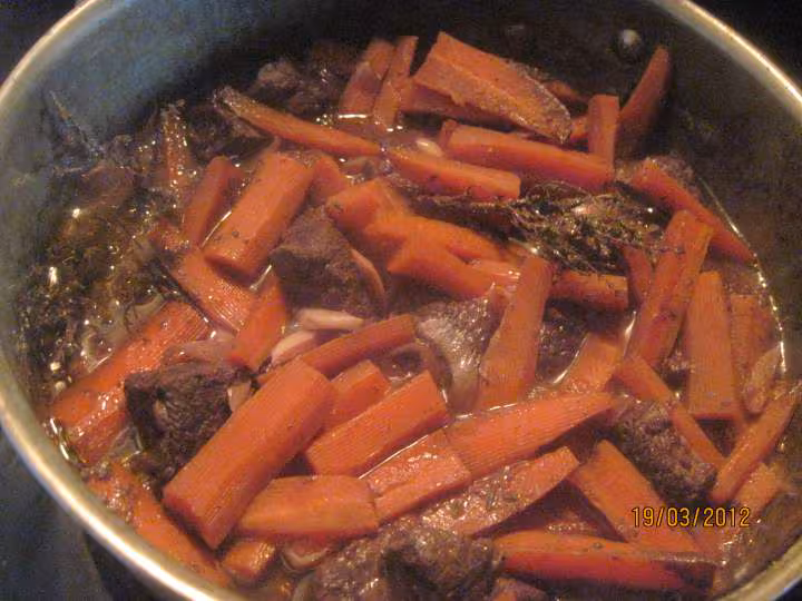 Boeuf mode et carottes et p de terre vin rouge