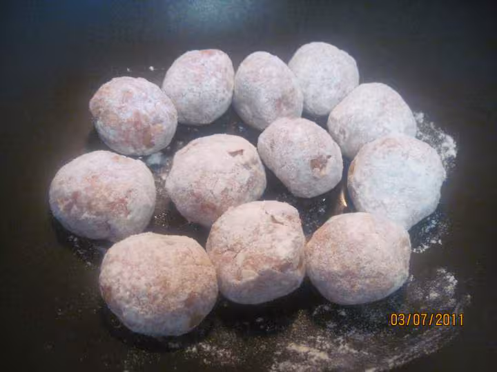 Boulettes de veau aux p de terre bleu sauce colombo