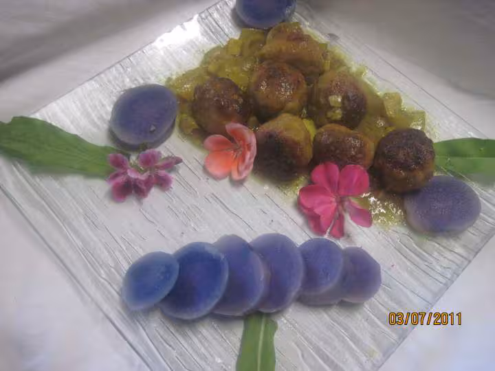 Boulettes de veau aux p de terre bleu sauce colombo