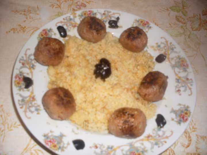 Boulettes de viande semoule confiote d olives noires