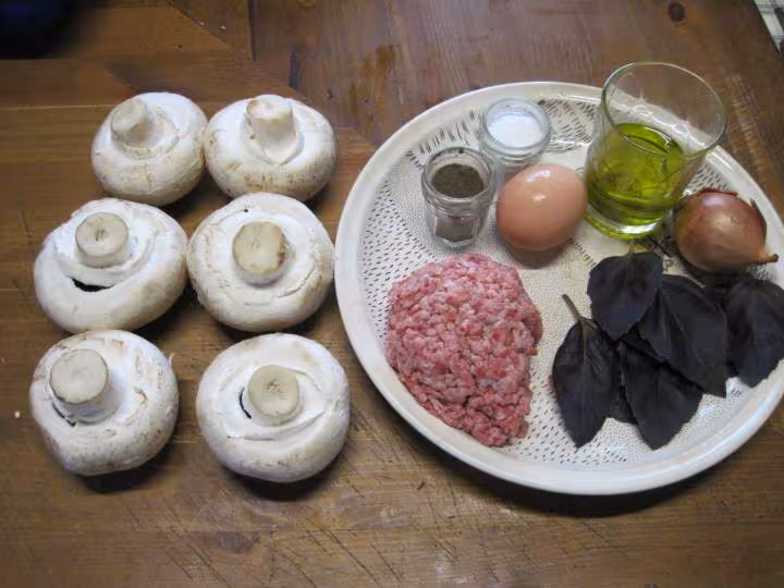Champignons farcis et basilic rouge