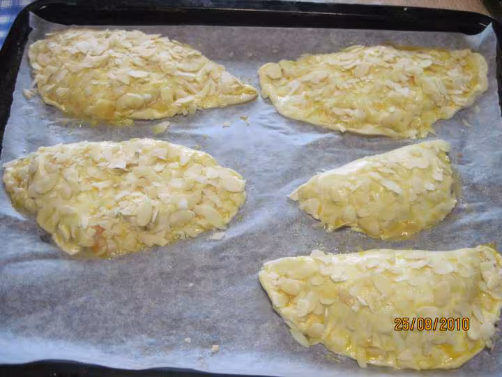 Chaussons de compote de pommes aux amandes effilees