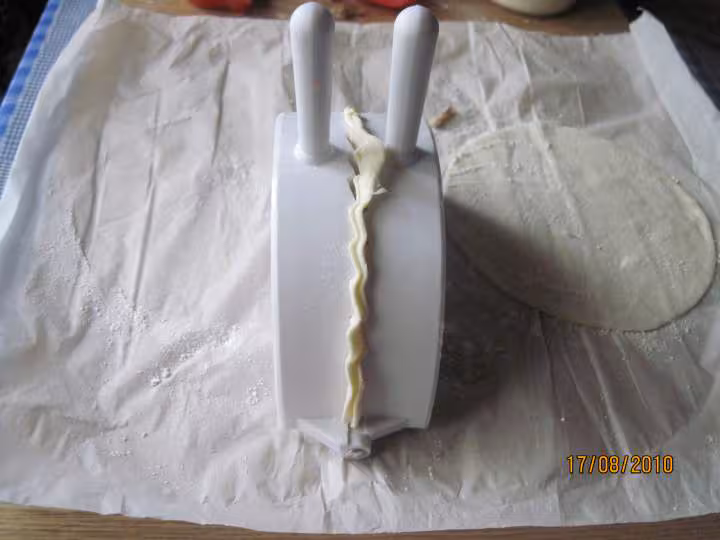 Chaussons fourres poulet tomate fromage