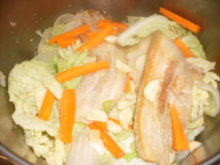 Choux chinois cuisine au poitrine de porc