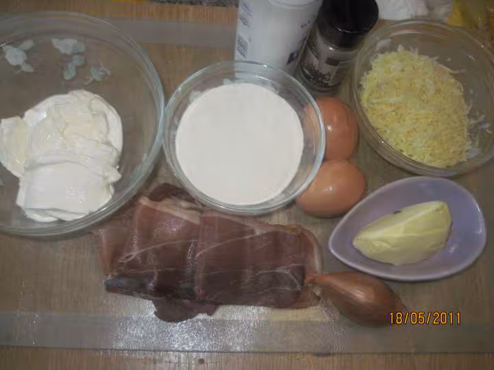 Clafoutis sale au jambon cru et gruyere rape