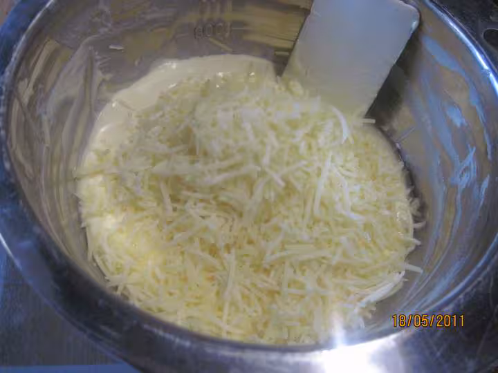 Clafoutis sale au jambon cru et gruyere rape