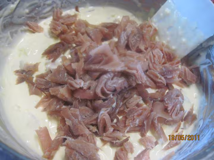 Clafoutis sale au jambon cru et gruyere rape