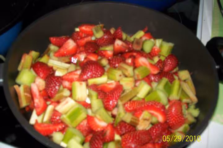 Confiture de fraises et rhubarbes
