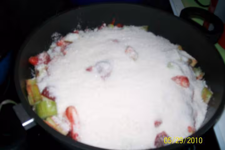 Confiture de fraises et rhubarbes
