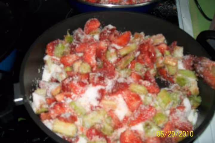 Confiture de fraises et rhubarbes