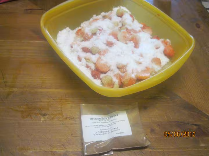 Confiture de fraises rouges et blanches au melange pain d epice