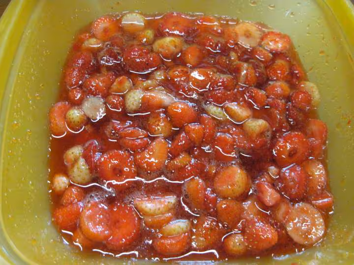 Confiture de fraises rouges et blanches au melange pain d epice