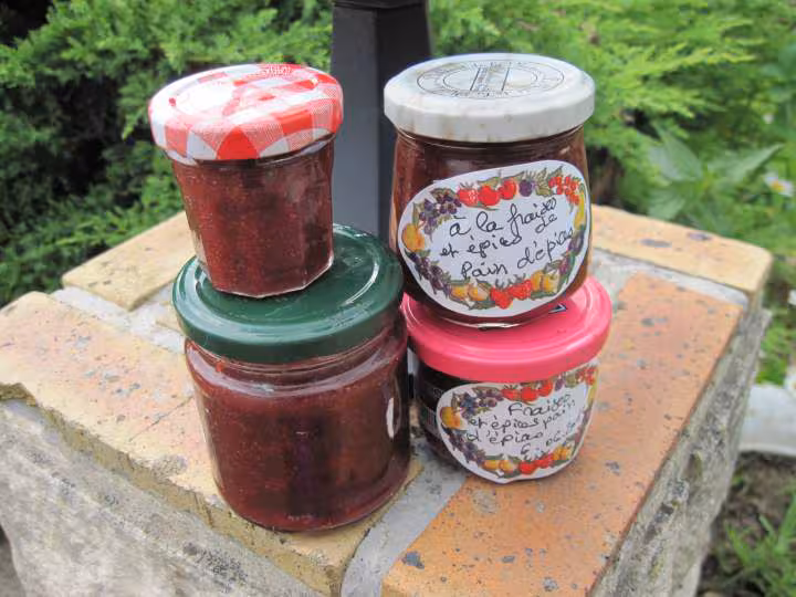Confiture de fraises rouges et blanches au melange pain d epice