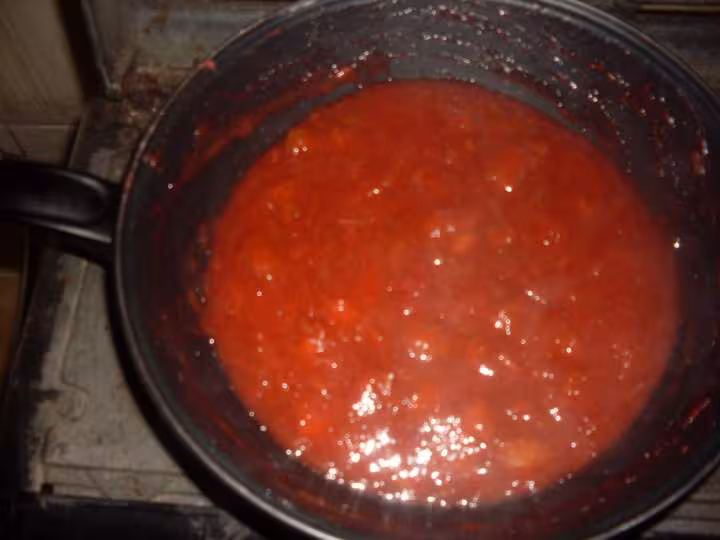 Confiture rhubarbes rouge sur feu de bois