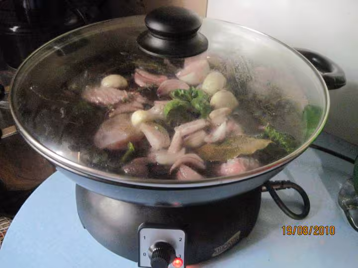 Coq au vin rouge et legumes wok