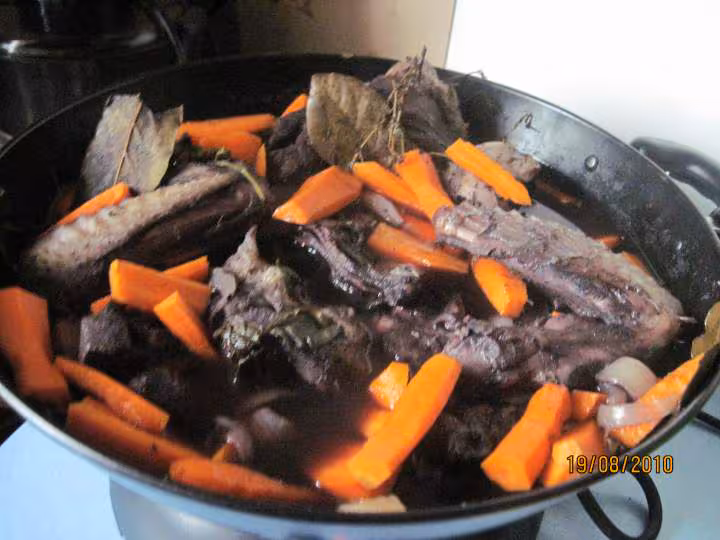 Coq au vin rouge et legumes wok