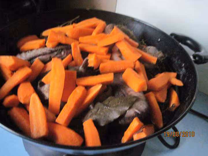 Coq au vin rouge et legumes wok