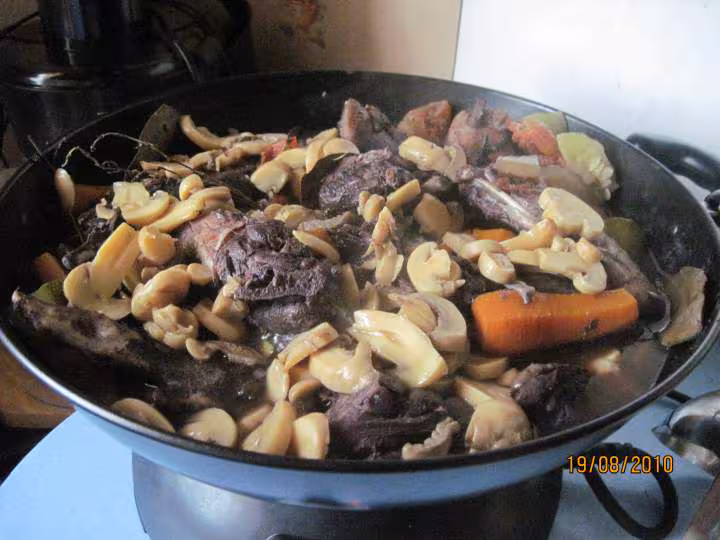 Coq au vin rouge et legumes wok