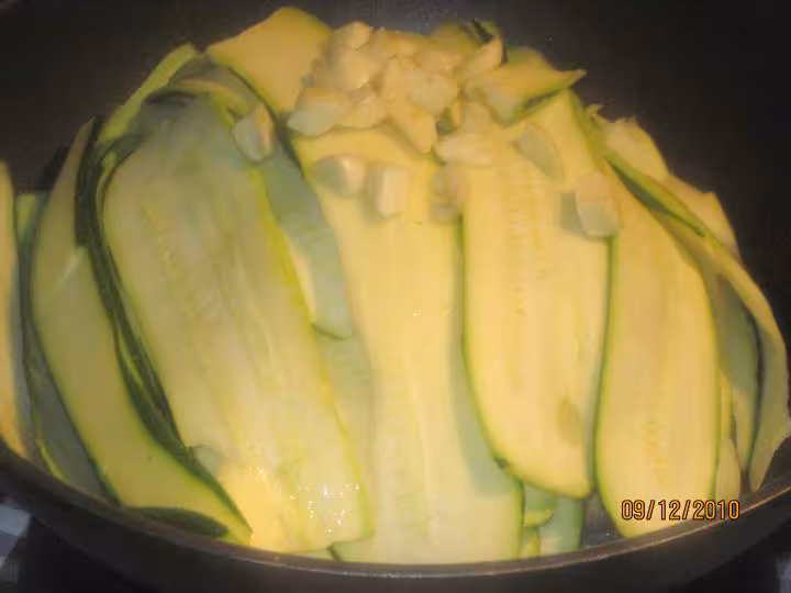 Coquelet aux lamelles de courgettes a l etouffe
