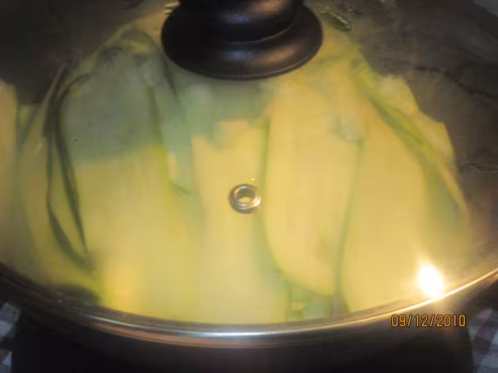 Coquelet aux lamelles de courgettes a l etouffe