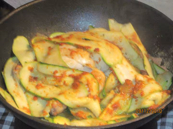 Coquelet aux lamelles de courgettes a l etouffe