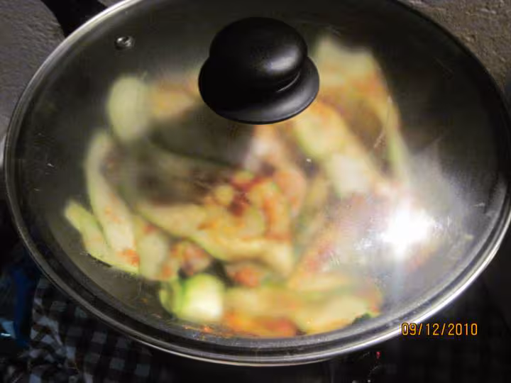 Coquelet aux lamelles de courgettes a l etouffe