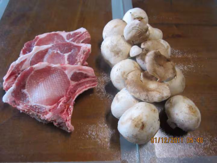 Cotelettes de porc aux champignons en creme moutarde